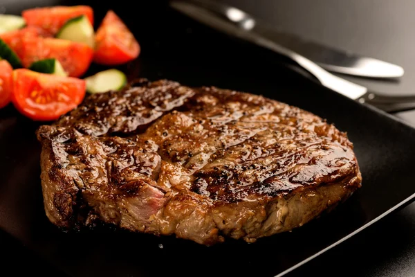 Grilled steak and vegetables — Stock Photo, Image