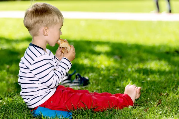 Niño preescolar comiendo pan — Foto de Stock