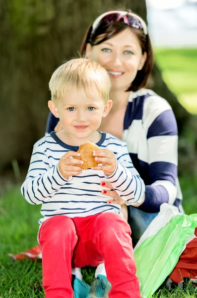 Mãe e filho no parque — Fotografia de Stock