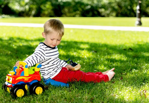 Niño preescolar con coche de juguete — Foto de Stock