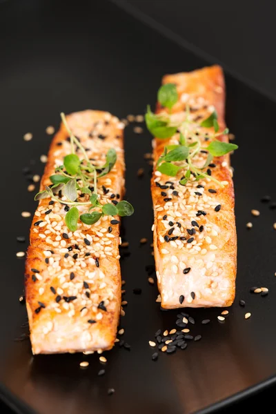 Salmone con sesamo e maggiorana — Foto Stock