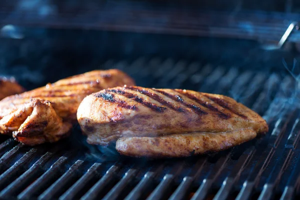 Chicken breasts on grill — Stockfoto