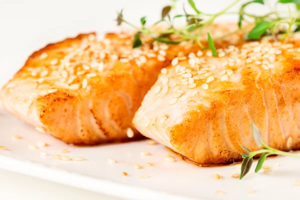 Salmone grigliato su piatto bianco — Foto Stock