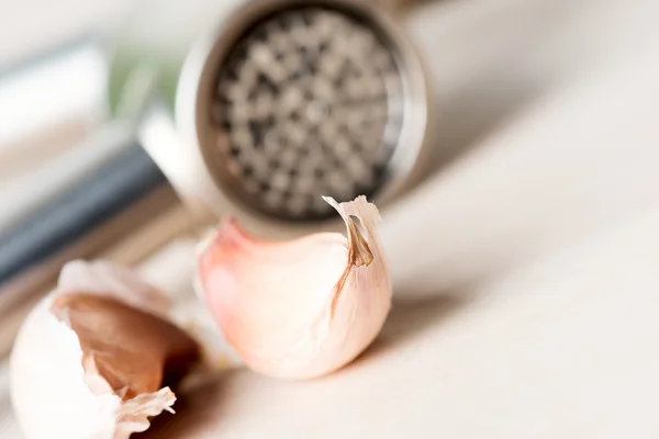 Garlic cloves and press — Stock Photo, Image