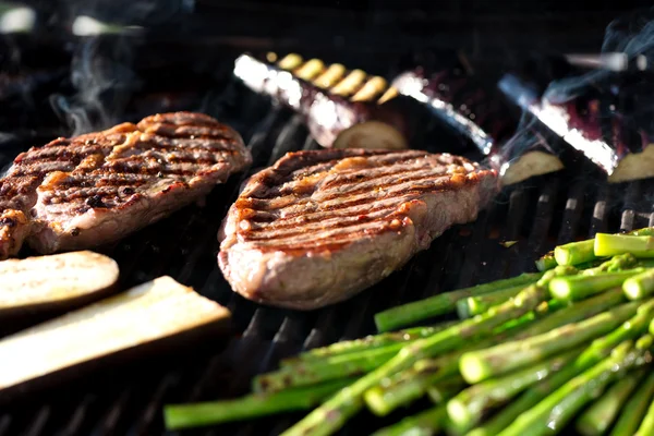 Steak and vegetables on grill — Stock Photo, Image