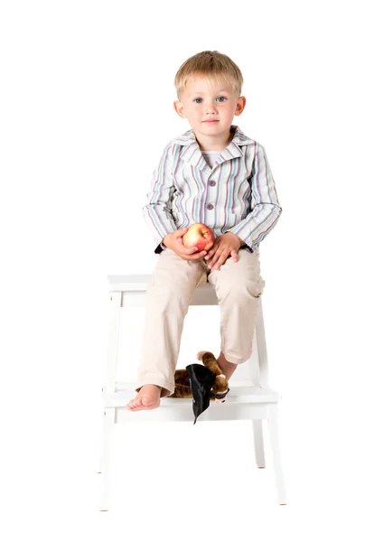 Niño con manzana en el estudio — Foto de Stock