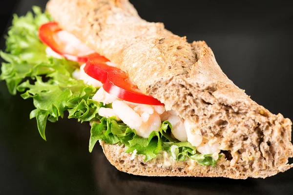 Garnaal sandwich op zwarte plaat smakelijke — Stockfoto