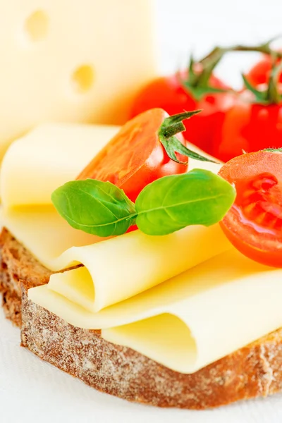 Sandwich de queso con tomate y albahaca —  Fotos de Stock