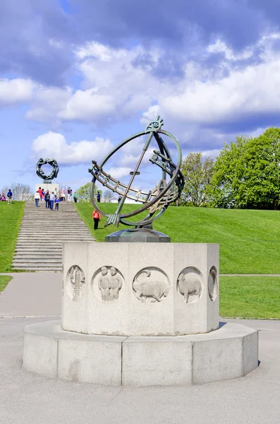 Statues in Vigeland park in Oslo sundial vertical — Stock Photo, Image