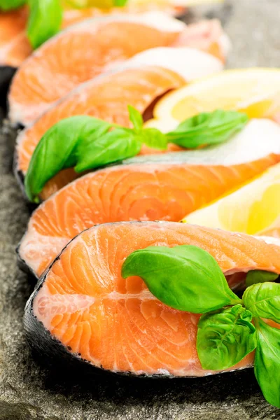 Salmon with basil and lemon — Stock Photo, Image