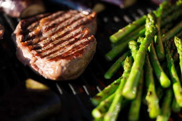 Biff och grönsaker på grillen makro — Stockfoto