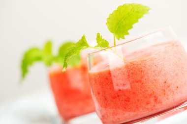 Güler yüzlü içki masasında nane ile