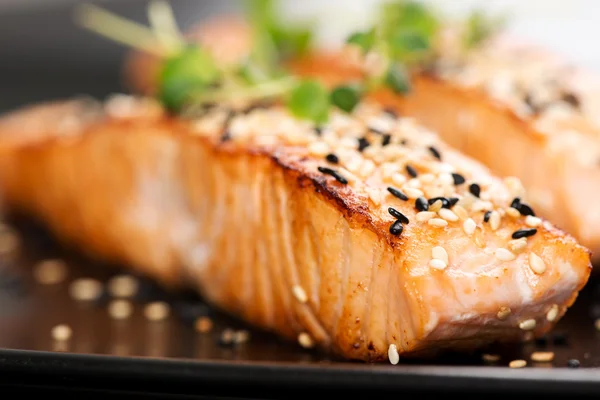 Salmón a la parrilla en plato negro — Foto de Stock