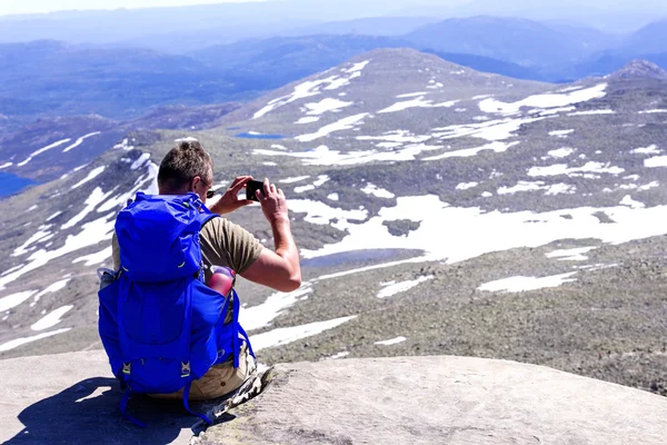 Hiker taking pictures on the phone — Stock Photo, Image