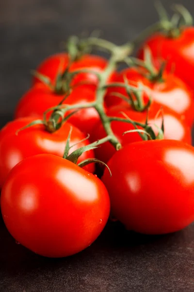 Tomates na mesa escura — Fotografia de Stock