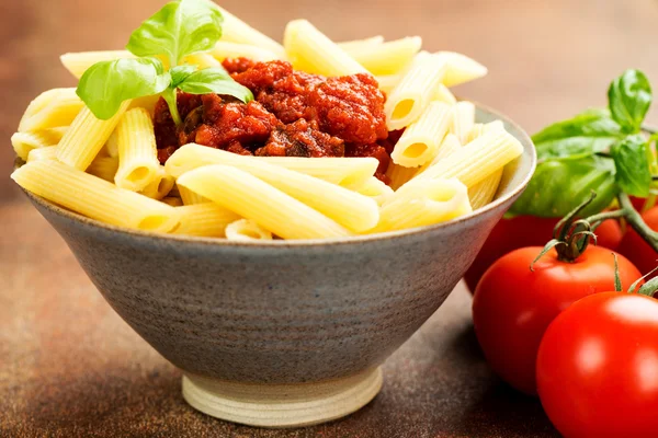 Massa Penne com molho de carne de bolonhesa — Fotografia de Stock