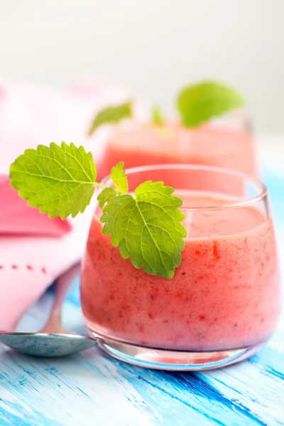 Smoothie drankje met munt op tafel — Stockfoto