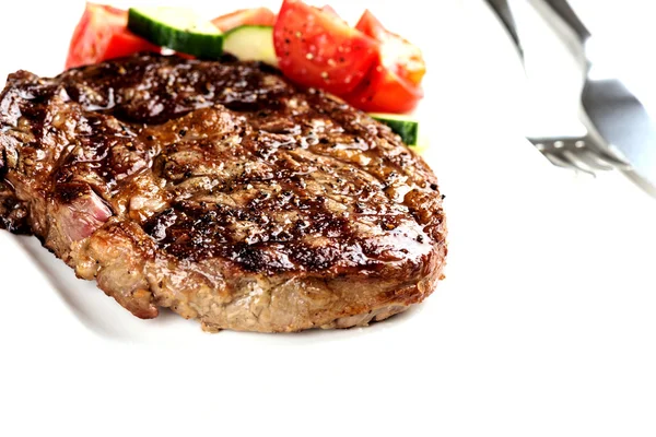 Steak grillé et légumes sur assiette blanche fermer — Photo