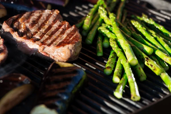 Biefstuk en groenten op grill macro — Stockfoto