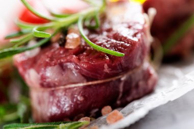 Karabiber ile ham sığır eti biftek