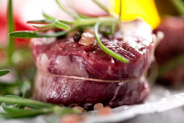 Filete de res crudo con granos de pimienta — Foto de Stock