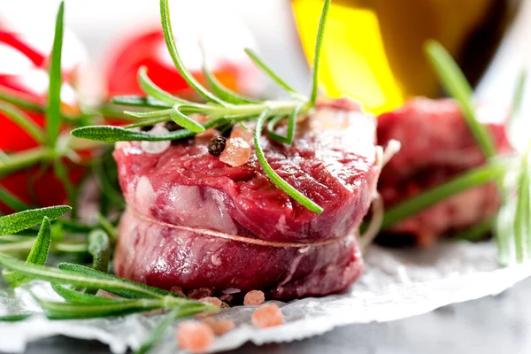 Filete de res crudo con granos de pimienta —  Fotos de Stock