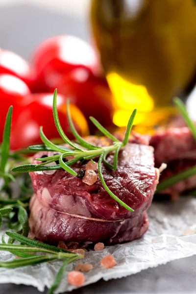 Karabiber ile ham sığır eti biftek — Stok fotoğraf
