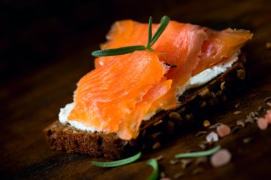 Krem peynir füme somon balığı ve ekmek