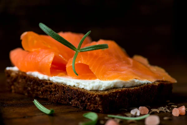 Queso crema salmón ahumado y pan —  Fotos de Stock