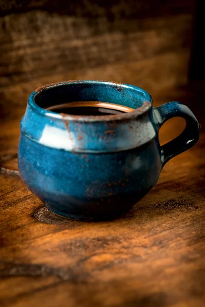 Koffie in grunge blauwe klei cup — Stockfoto