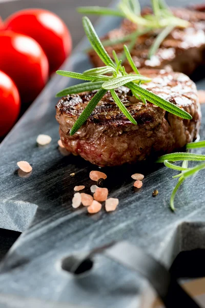 Bife grelhado com alecrim e tomate — Fotografia de Stock