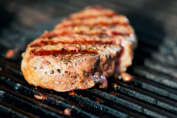 Gestreepte biefstuk op een grill — Stockfoto