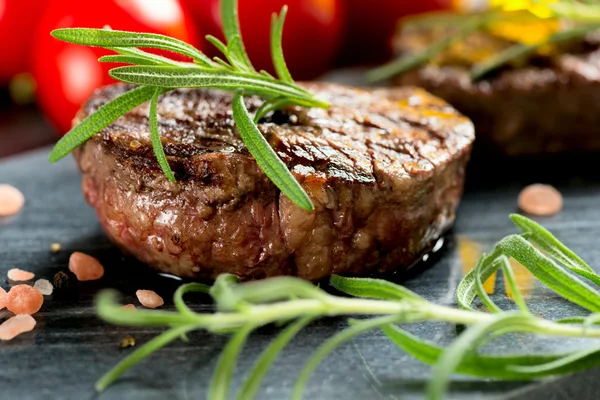 Gegrilde steak met rozemarijn — Stockfoto