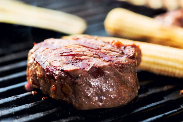 Biefstuk op een grill close-up — Stockfoto