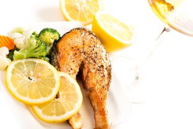 ızgara somon ve sebzeler