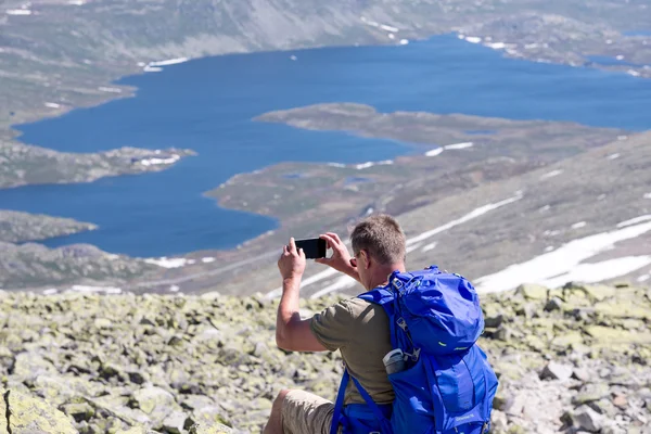 Escursionista scattare foto al telefono — Foto Stock