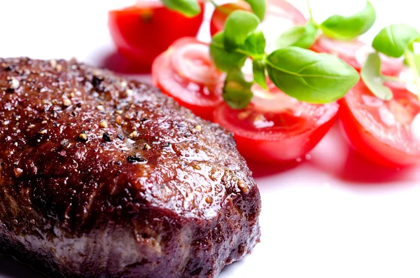 Gegrilde steak met tomaten — Stockfoto