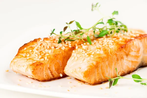 Salmone grigliato su piatto bianco — Foto Stock