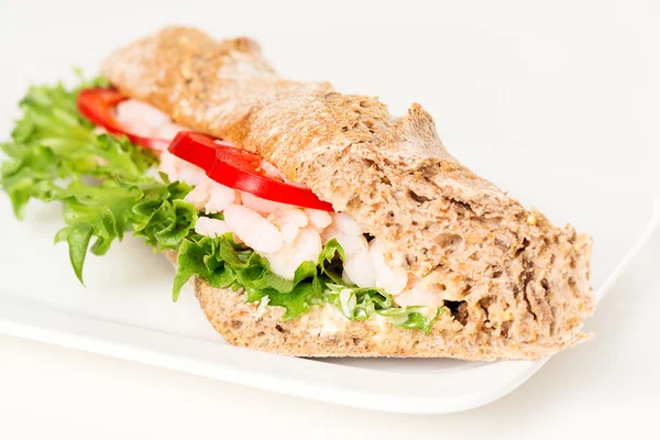 Sandwich de gambas en plato blanco —  Fotos de Stock