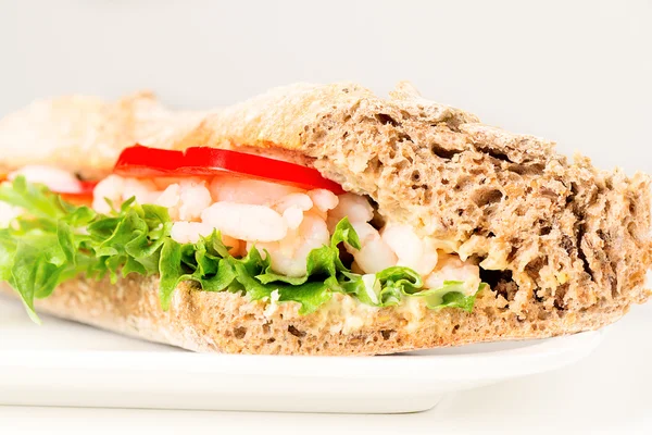 Garnaal sandwich op wit bord — Stockfoto