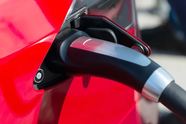 Carga de coche eléctrico rojo — Foto de Stock