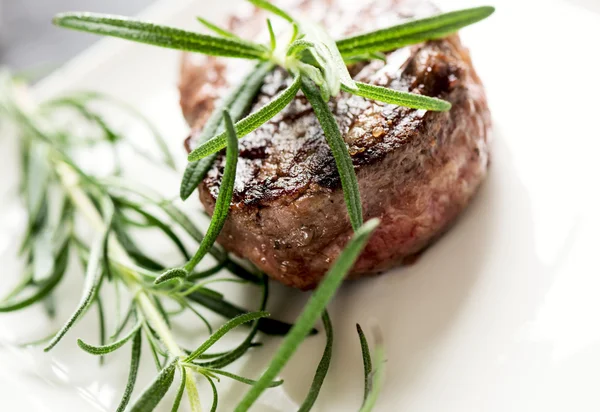 Gegrilltes Steak mit Rosmarin — Stockfoto