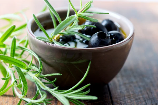 Черные оливки в миске — стоковое фото