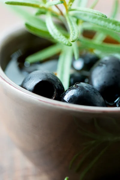 Aceitunas negras en tazón — Foto de Stock