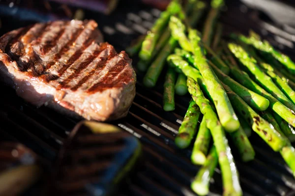 Steak and vegetables on grill macro — Stock Photo, Image