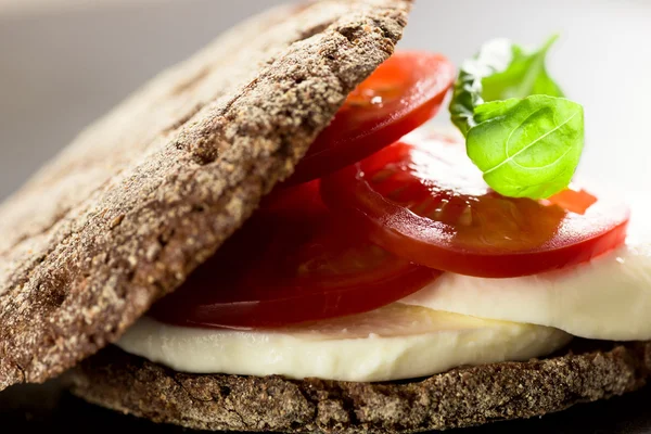 Smörgås med mozzarella och rågbröd — Stockfoto