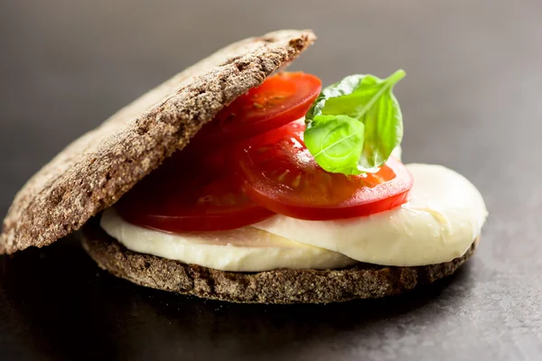 Sanduíche com mussarela e pão de centeio — Fotografia de Stock