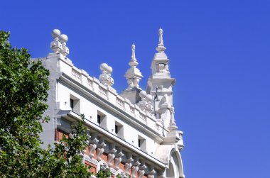 İspanya mimarisi üzerinde mavi gökyüzü