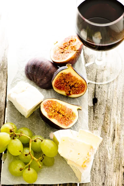 Figi, winogrona, ser — Zdjęcie stockowe