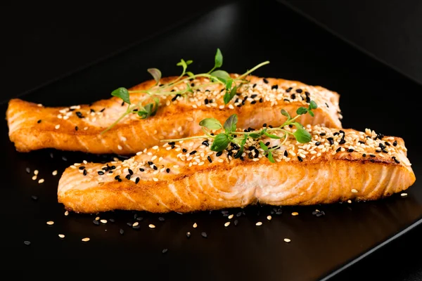 Salmone fritto con semi di sesamo — Foto Stock